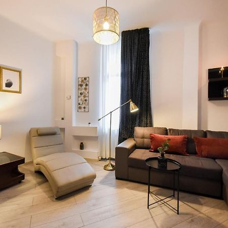 Discover Comfort: Charming & Spacious Apartment In The Old Town Bucharest Exterior photo